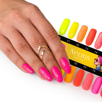 Neon roze voorbeeld op nagels.