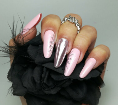 roze met zilver nail art inspiratie