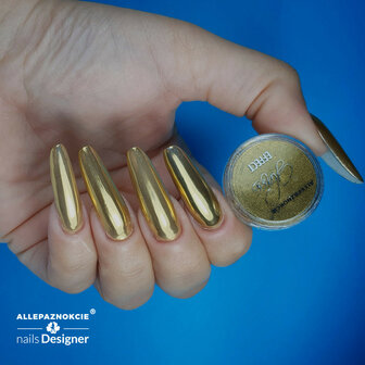 gouden pigmentpoeder op nagels met spiegel effect