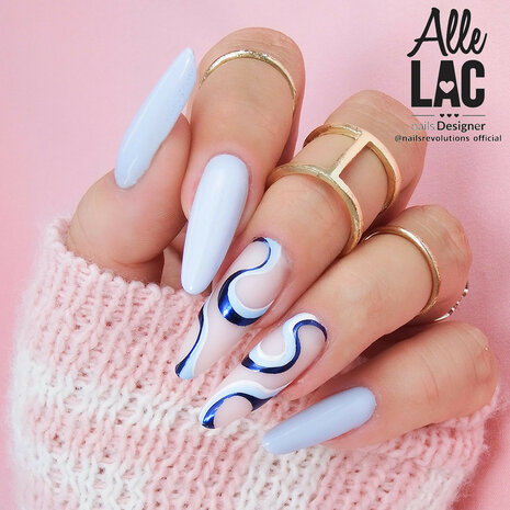 blauwe nail art lijnen op de nagels